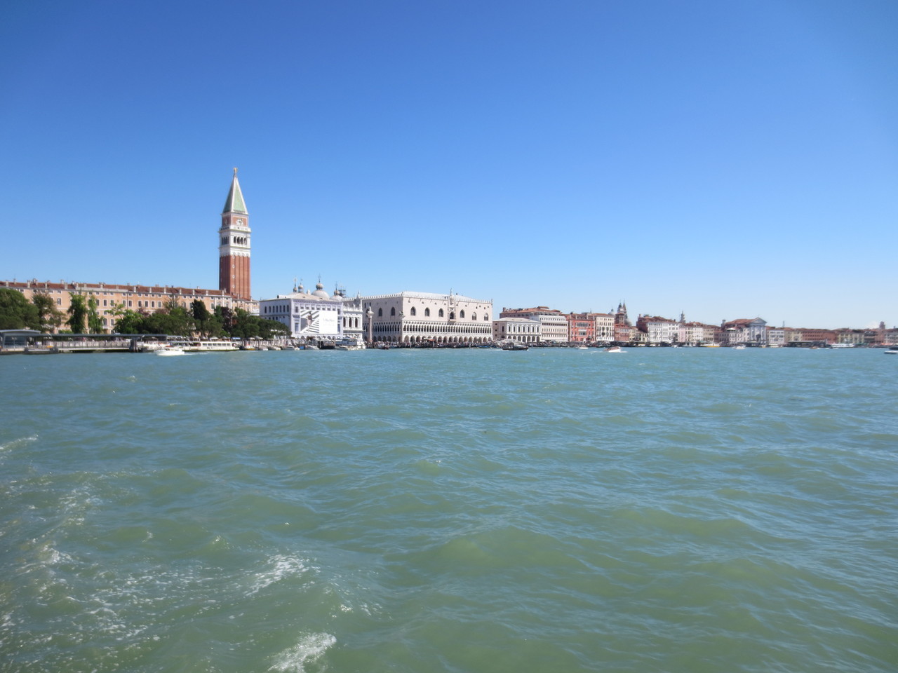 Die Idylle der Lagunenstadt Venedig: Rückkehr zum Hafen mit dem Taxiboot