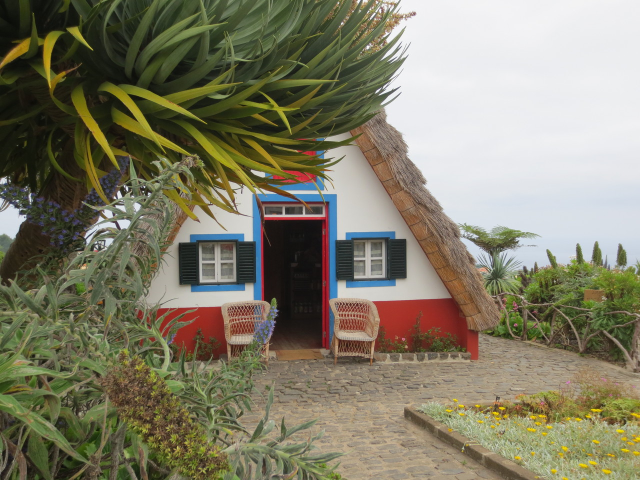 Santana, ein spezielles Dorf im Norden (etwas östlich) von Madeira. Hier Impressionen der viel gerühmten "casas de colmo" (strohbedeckte, kleine Holz-Häuser). Eine der Sehenswürdigkeiten des Eilands.