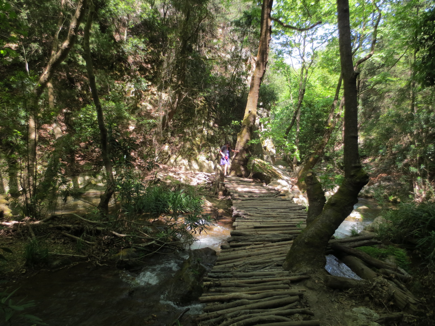 Potami Waterfalls: Fusspfad durch den Wald zu den bekannten Potami Wasserfällen im Nordwesten der Insel