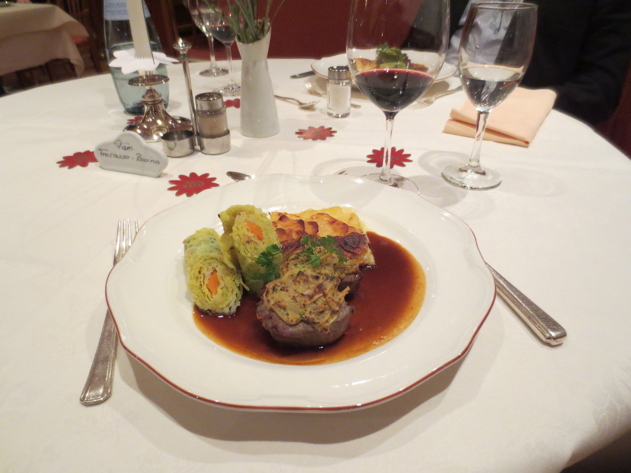 Der Hauptgang: Rumpsteak mit Zwiebelkruste, Wirsingroulade und Kartoffelgratin