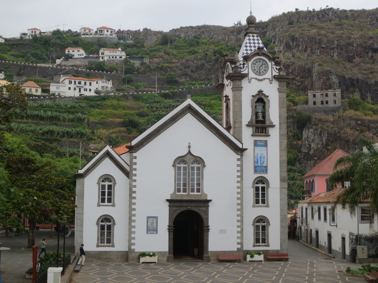 Ribeira Brava.., im Süden der Insel: Igreja de Sào Bento. Portugisische Entdecker verpassten der Turmspitze der Pfarrkirche das charakteristische Kachelmuster und das Kugelsymbol. 