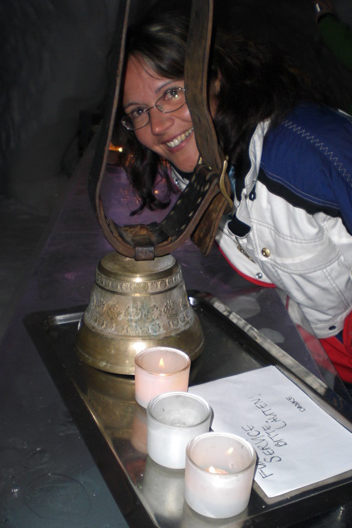 Fondue-Essen im Iglu Engstligenalp; Suzanne..., etwas "Schabernack" muss sein