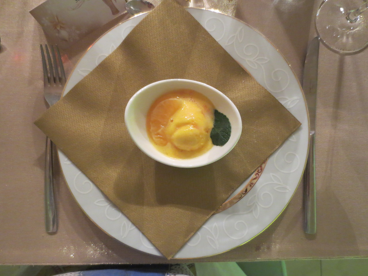 6. Gang - International Style: Mandarinensorbet "Little Break" (Erfrischendes Mandarinensorbet mit Campari-Spritzer)