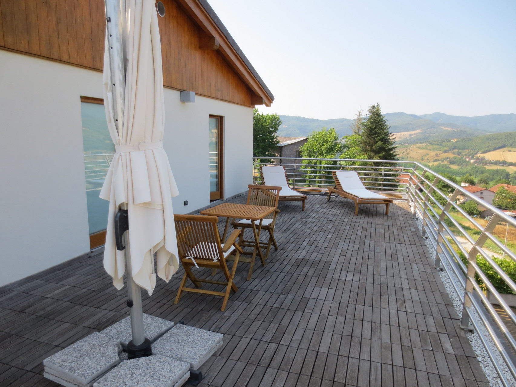 Unsere Ferienvilla im Casentino-Tal (Toscana): Die Villa Antonella verfügt über insgesamt 3 Terrassen, zwei im ersten Stock und eine Gartenterrasse im Parterre. Alle bieten eine absolut herrliche Aussicht!