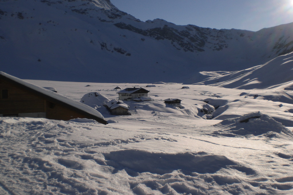 Blick über das Hochplateau Engstligenalp (links Chalet des Berghotels)