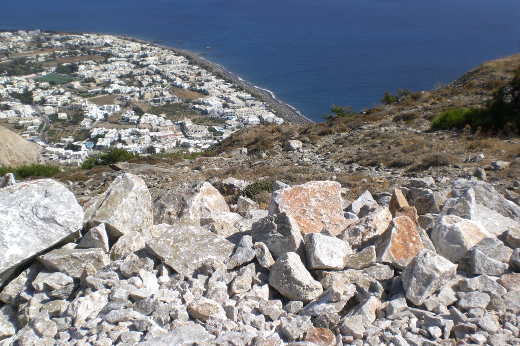 Blick von Ancient Thira (Ausgrabungsstätte) auf Kamari Beach Santorini