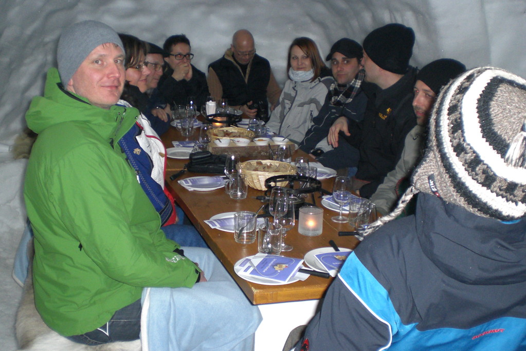 Geselliges Beisammensein...., Speis und Trank in spezieller Umgebung. Im wahrsten Sinne des Wortes "cool"!!! (v.l.n.r.: Norbert, Suzanne, Mark, Therese, Daniel, Sabrina, Philipp, Jürg, Louis und Daniel)