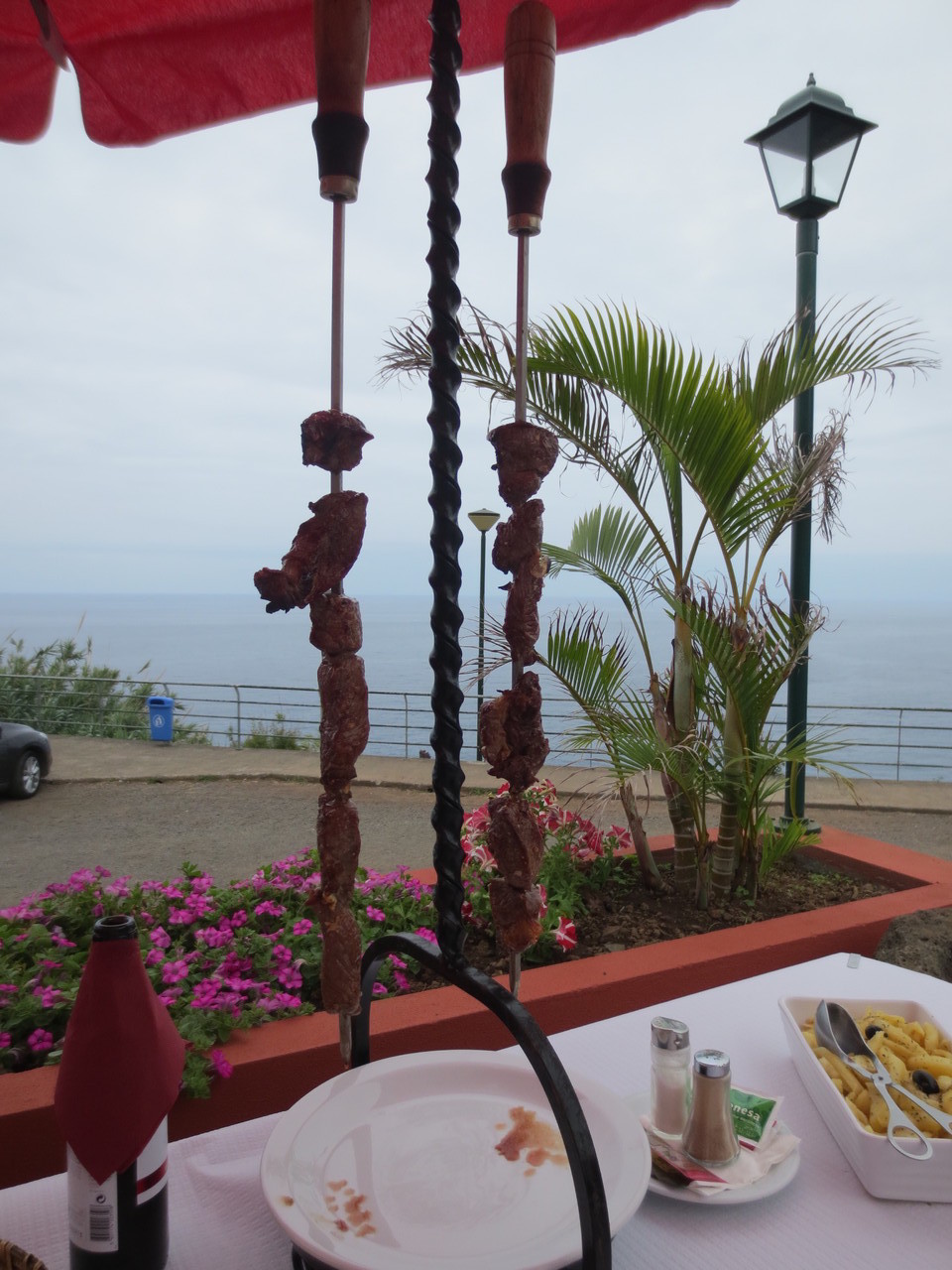 In einem Restaurant (Restaurante Sao Cristovao) im Norden der Insel Madeira in der Nähe von Boaventura: Espetada (inseltypischer Rindfleischspiess), eine einheimische Spezialität.