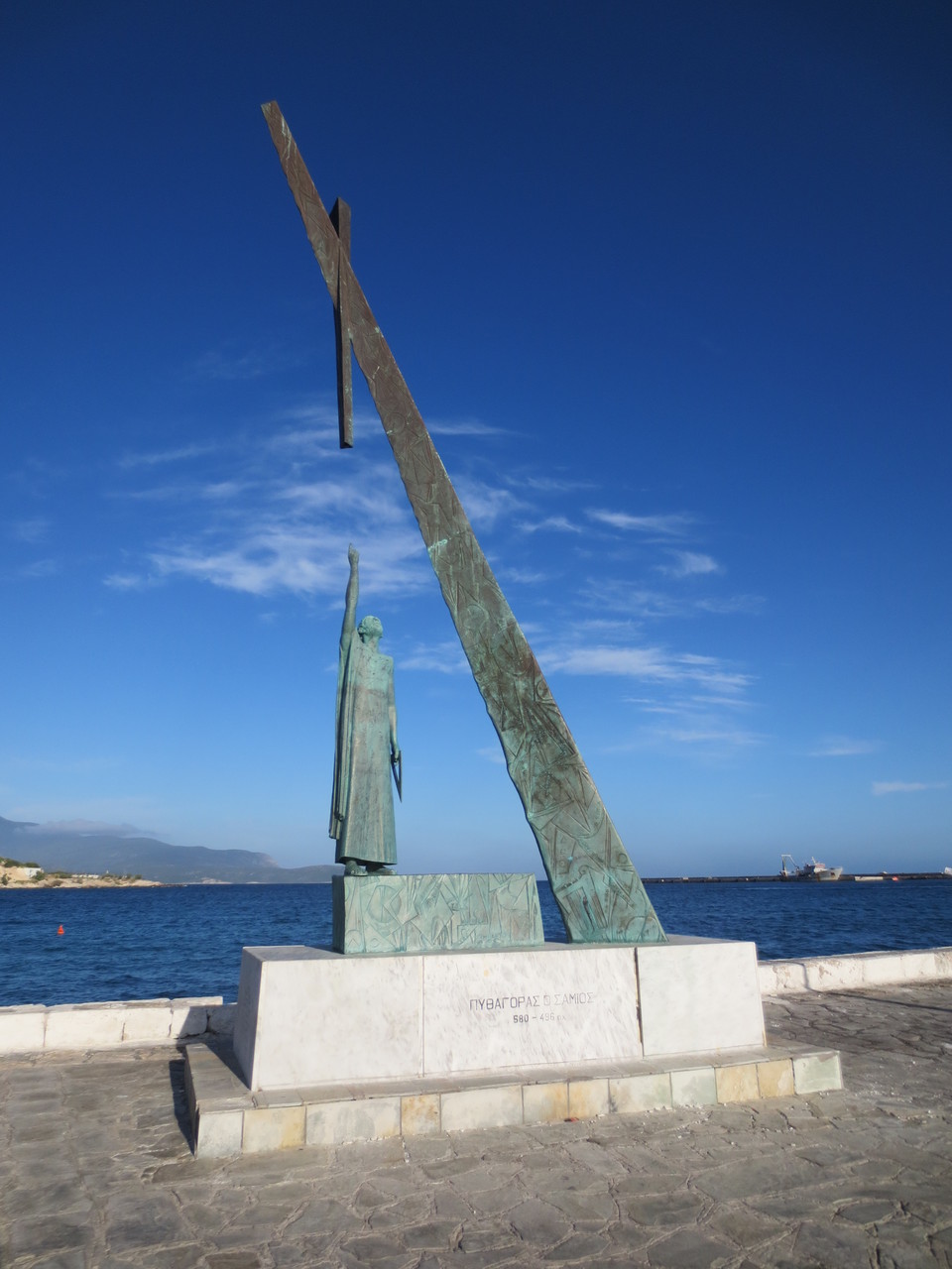 Das Pythagoras-Denkmal im Hafen von Pythagorio 