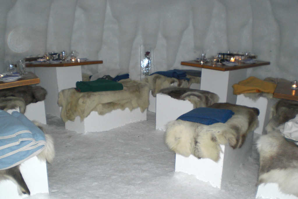 Fondue-Essen im Iglu Engstligenalp; Eiswelten; Faszinierendes Ambiente in aussergewöhnlicher Umgebung