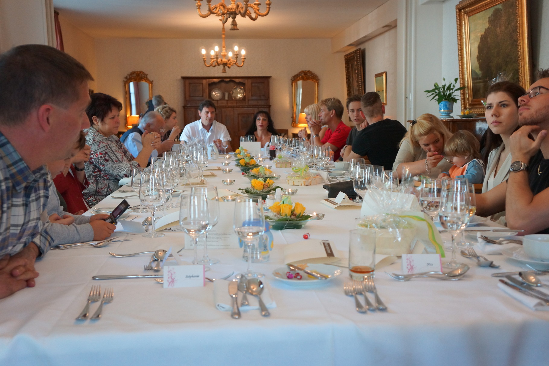 Tafelrunde im Romantik Saal im Sternen Kriegstetten. Die Gäste warten geduldig auf den 3. Gang 