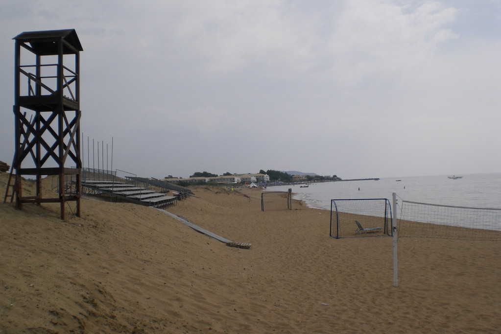 Impressionen vom Küstenabschnitt Issos Beach bei etwas bewölktem Himmel