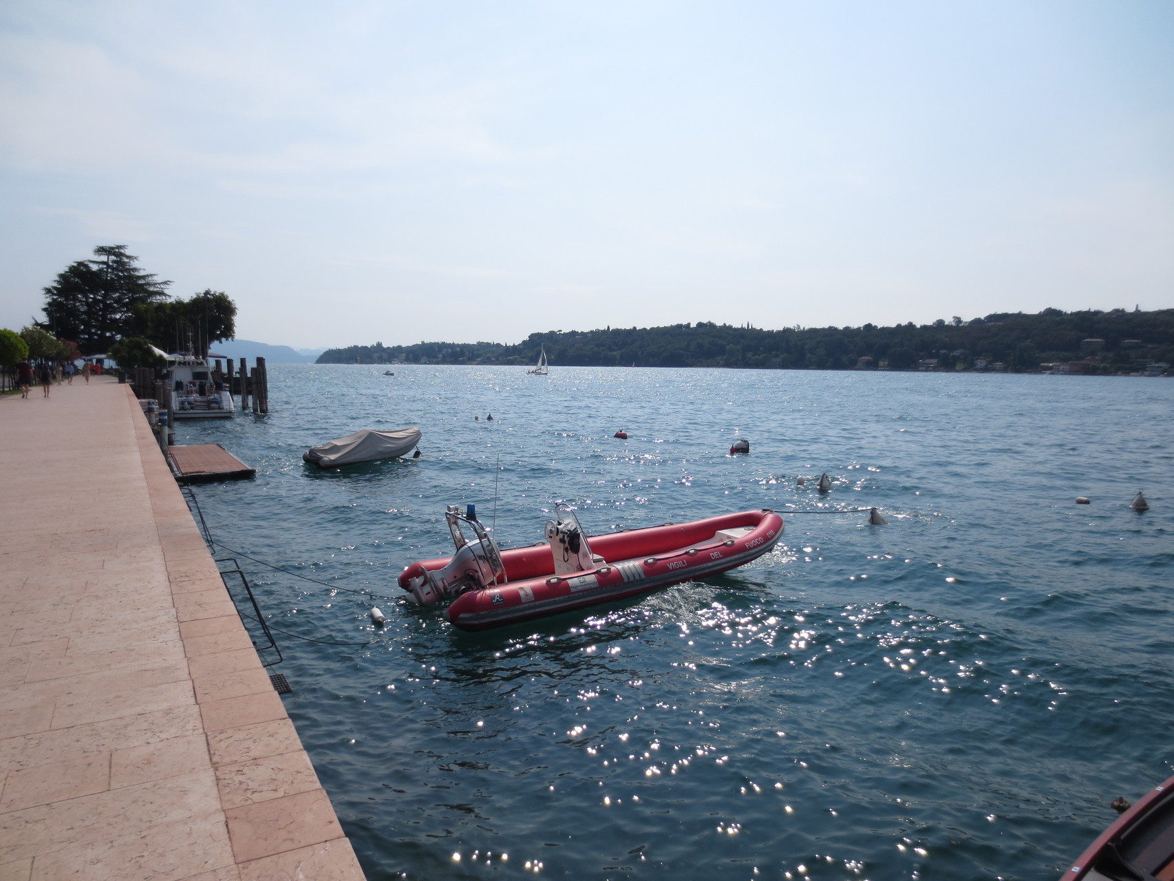Salò (südliches Westufer): Die längste Uferpromenade hat zweifelsohne Salò. Das Städtchen war immer etwas wohlhabender als die übrigen Fischerdörfer am Gardasee.