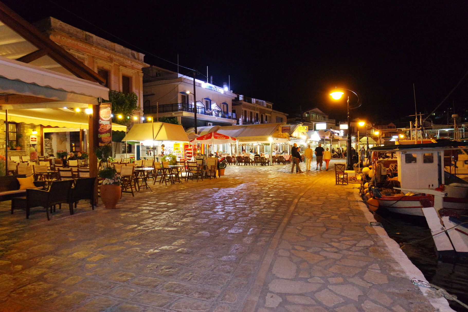 Im Südosten der Insel - Der Ferienresidenzort: Pythagorio Hafenpromenade by Night