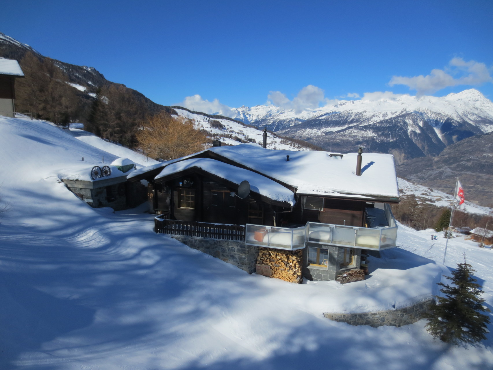 Impressionen vom Sessellift Unterbäch-Brandalp. Chalet am Hang.