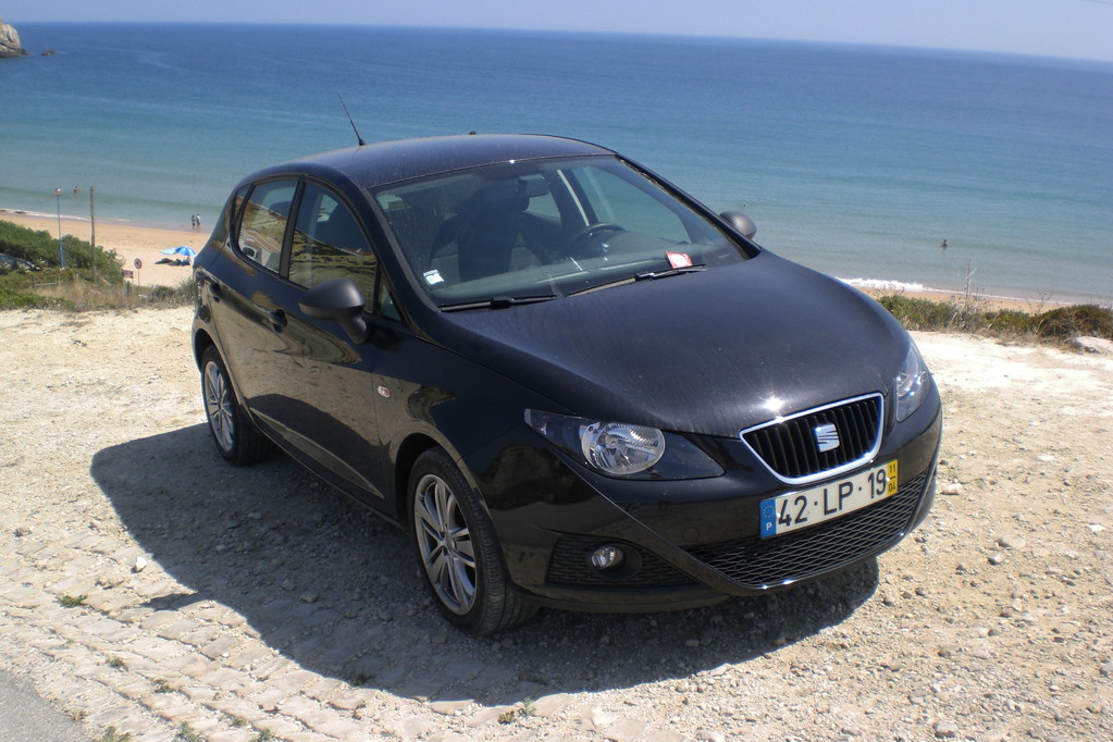 Sagres, an der Küste: Unser Mietfahrzeug, ein Seat Ibiza 1.2 16V Fresh, der uns 2 Wochen lang gute Dienste erwiesen hat. Ein ideales Fahrzeug, um im Süden Portugals etwas herumzukurven!