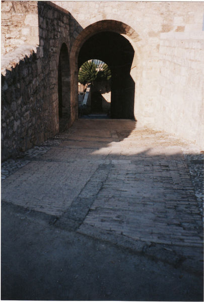 beim Aufstieg zur Festung durch die Gassen von Civitella