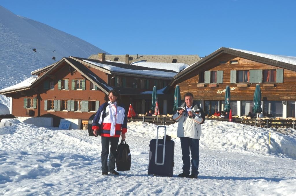 Suzanne (l.) und Silvano (r.) mit "Sack und Pack" unterwegs zum Chalet (Zimmerbezug!)