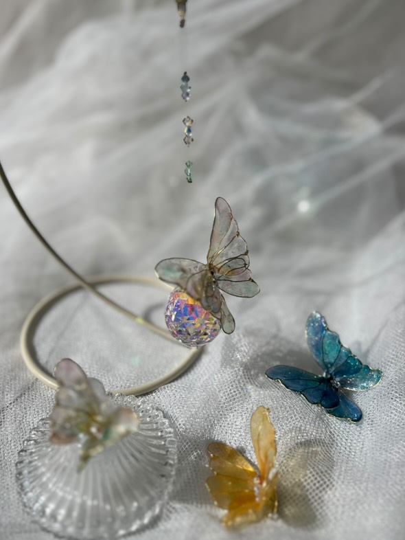 レジンで自由に彩る 蝶のサンキャッチャー