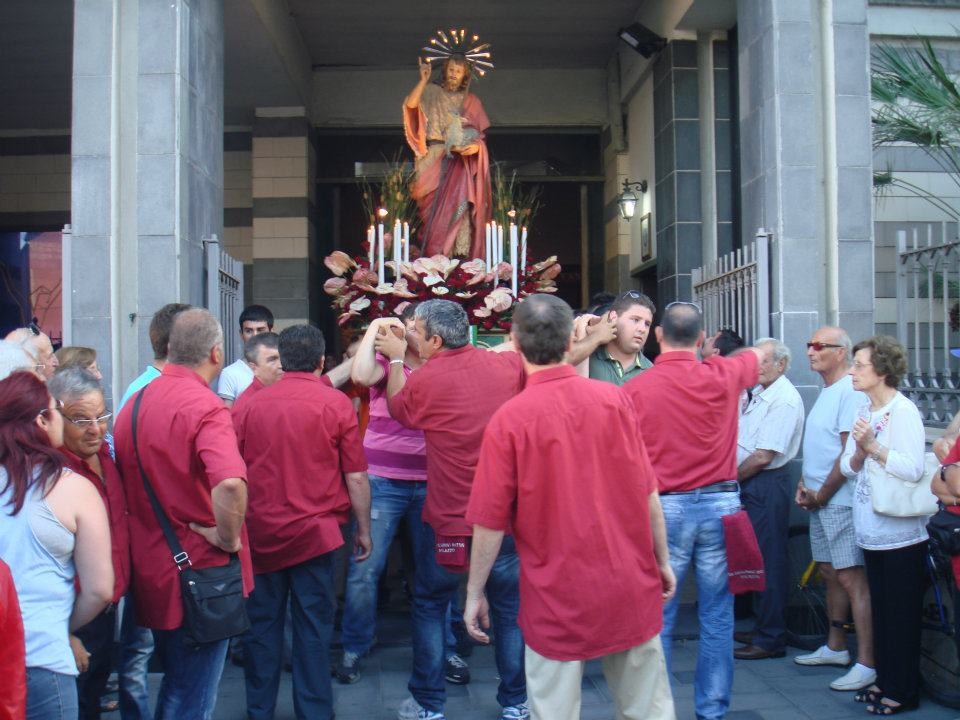 Processione per le vie della citta'