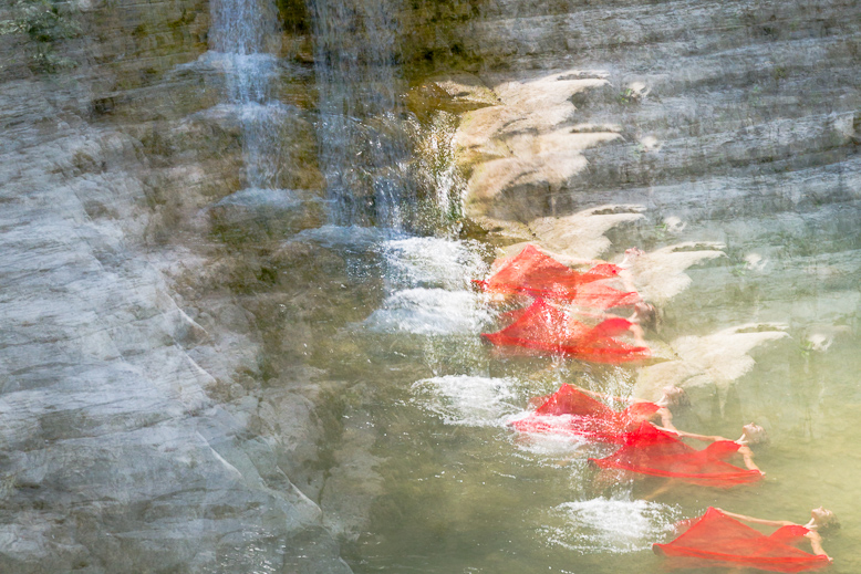 Fotografia fine art di Annalisa Loiodice in abito rosso nell'acqua del Perino, tecnica esposizione multipla di Alessandro Tintori