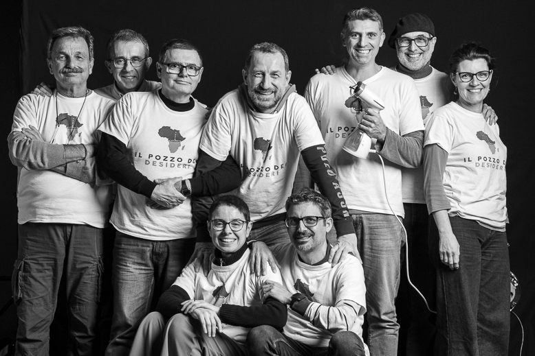 Fotografi volontari In Posa per l'Acqua Scalo Milano ritratto beneficenza