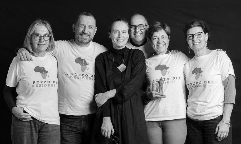 Fotografia di gruppo del team di In posa per l'acqua all'inizio della sessione di ripresa
