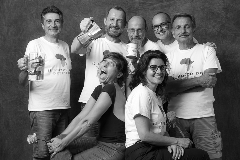 Fotografia di gruppo dei volontari di In Posa per l'Acqua alla fine del set
