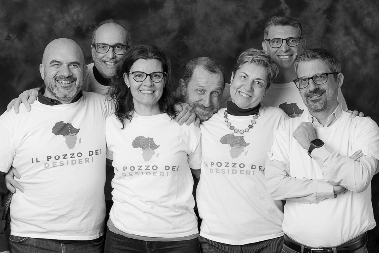 Fotografia di gruppo dei volontari di In Posa per l'Acqua a Il Conventino Caffè Letterario a Firenze