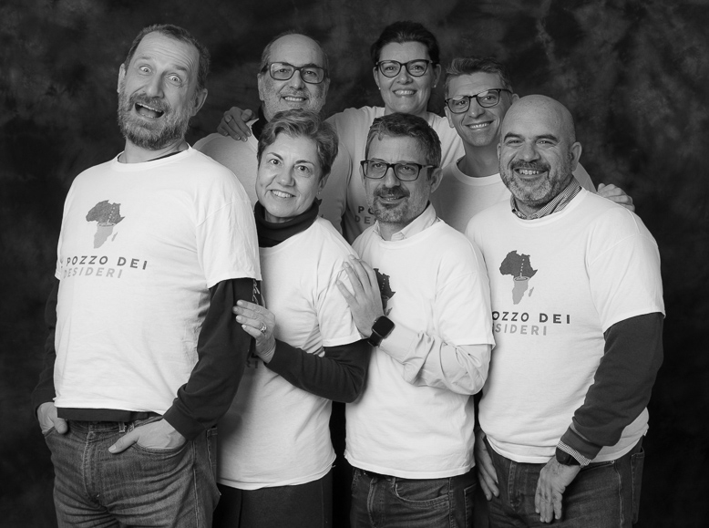 Fotografia di gruppo dei volontari di In Posa per l'Acqua a Il Conventino Caffè Letterario a Firenze