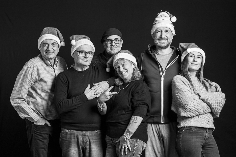 Fotografi volontari In Posa per l'Acqua Scalo Milano ritratto beneficenza