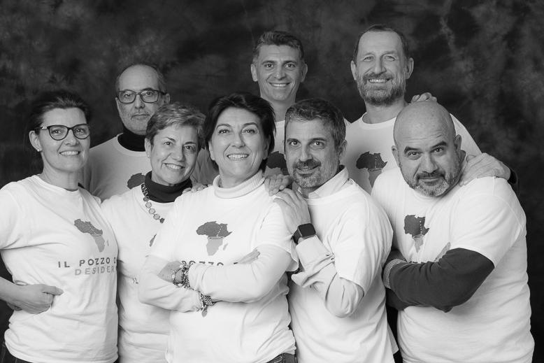 Fotografia di gruppo dei volontari di In Posa per l'Acqua a Il Conventino Caffè Letterario a Firenze