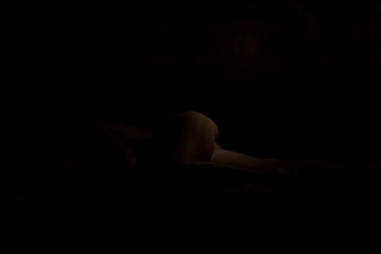 Ritratto di nudo femminile nell'oscurità dal portfolio fine art 1225 MCN III | Alessandro Tintori