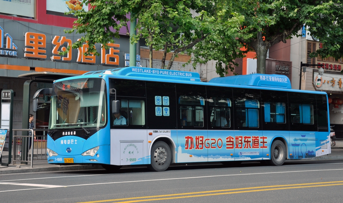 Bus électrique aux couleurs du G20, Hangzhou, juillet 2016. Photo : Jérémy Leugé et Liubing Xie.