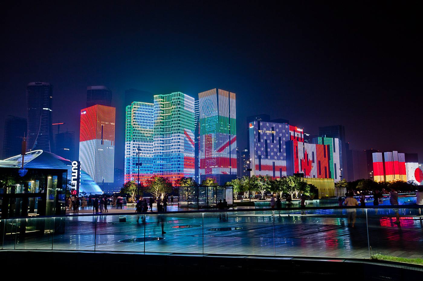 CBD de Hangzhou illuminé avec les drapeaux du G20, juillet 2016. Photo : Hangzhou Weekly.