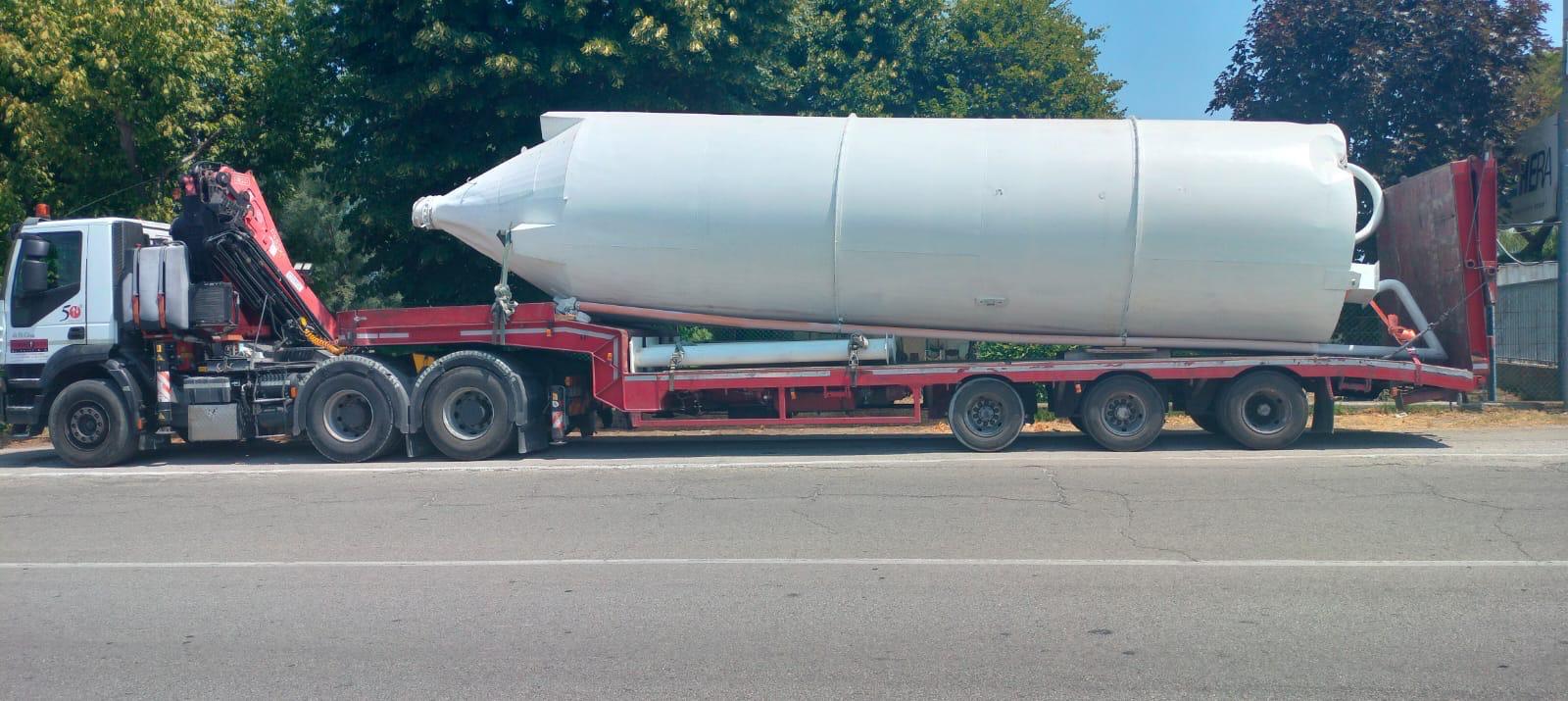 Rimini gru trasporto silos con bilico con gru da Ancona a Rimini