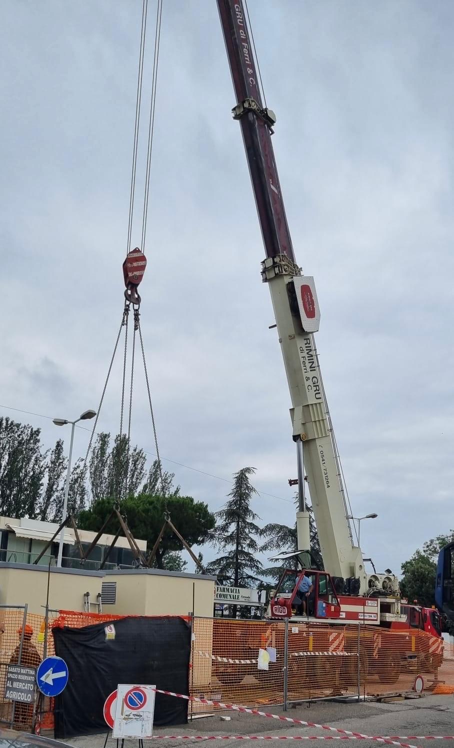 Rimini gru noleggio autogru per scarico e posa cabina prefabbricata Cerasolo di Coriano