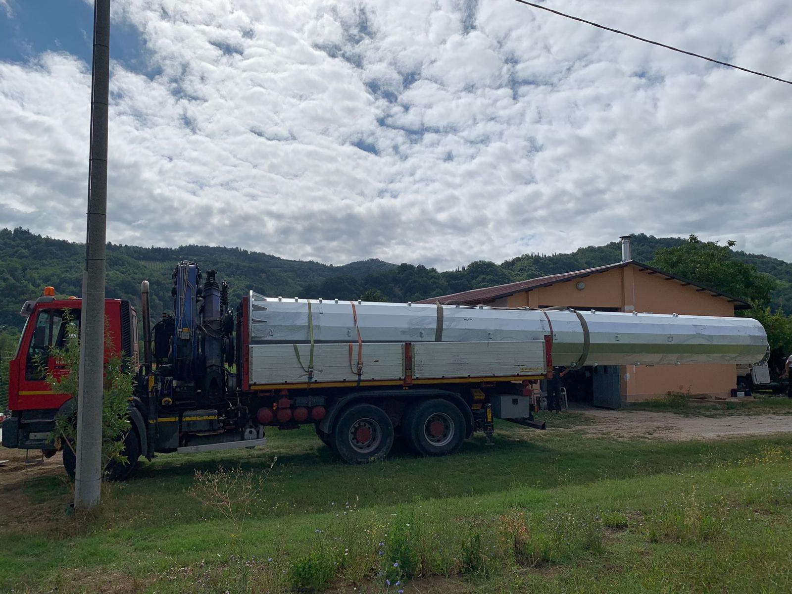 Rimini gru camion gru per trasbordo palo telefonia a Cesena