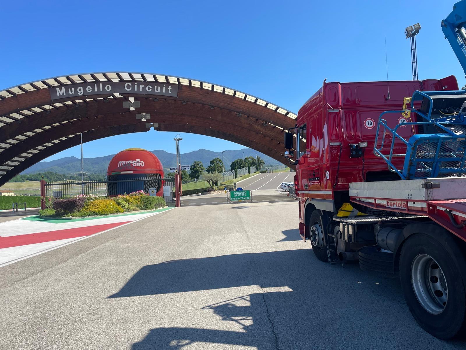Rimini gru trasporto articolata semovente con bilico presso circuito Mugello