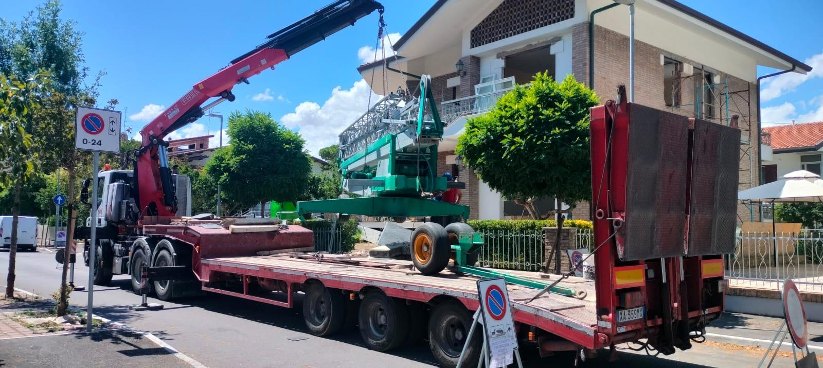 Rimini gru bilico per trasporto e montaggio gru edile a Riccione