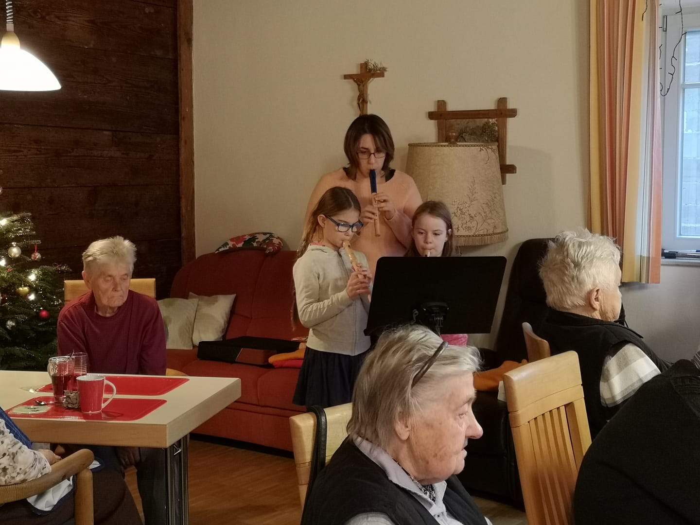 Regelmäßig besucht eine Blockflötengruppe die Tagespflege in Rosenfeld