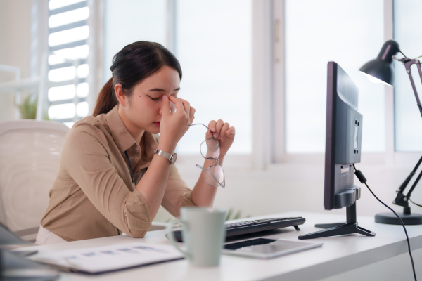 整体・眼精疲労】目がかすんで頭まで重い…その原因は「目の奥」だけじゃない？