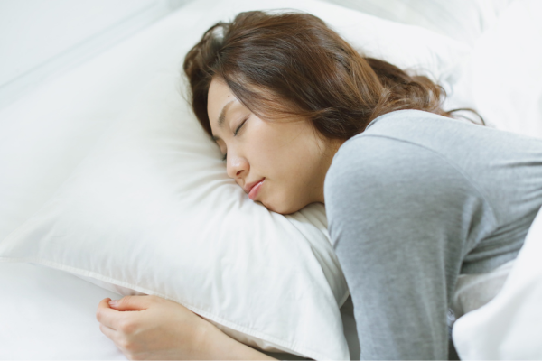 【整体・腰痛】仰向けで脚を4の字にして寝ると腰が痛くなるかも！寝相と腰痛の意外な関係