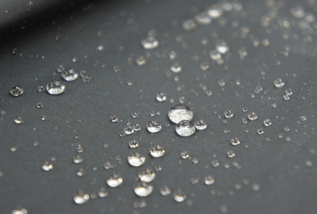 雨粒を玉のように弾くのが「撥水性」
