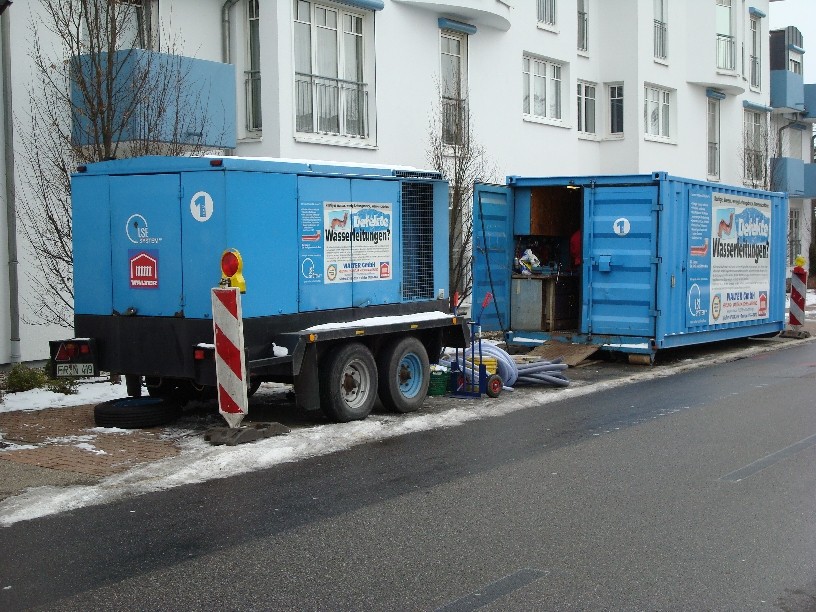 Baustelleneinrichtung an der Straße (Kompressor, Werkstattcontainer)