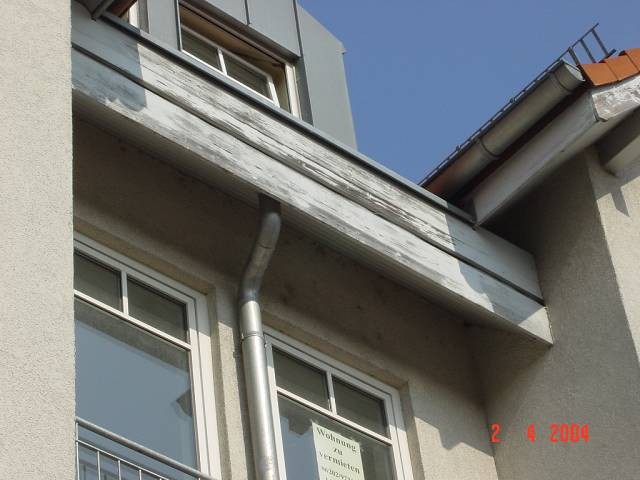 Abplatzen der Holzschutzfarbe auf den Hozverschalungen