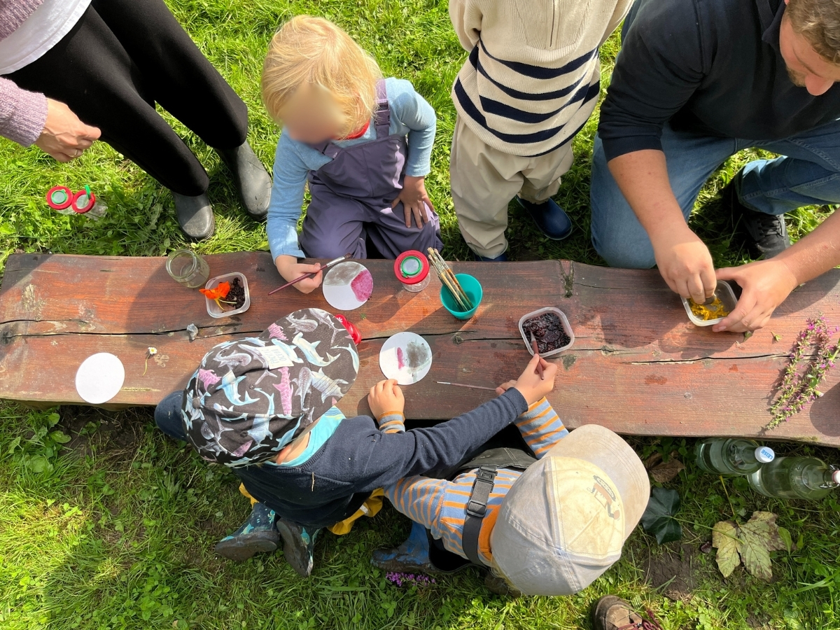 Materialien aus der Natur; Erde, verschiedene Gräser, Kräuter, Blüten und Beeren wurden gesammelt, gemörsert und mit den entstandenen Farben Bilder gemalt. Foto: Christina Martinovs