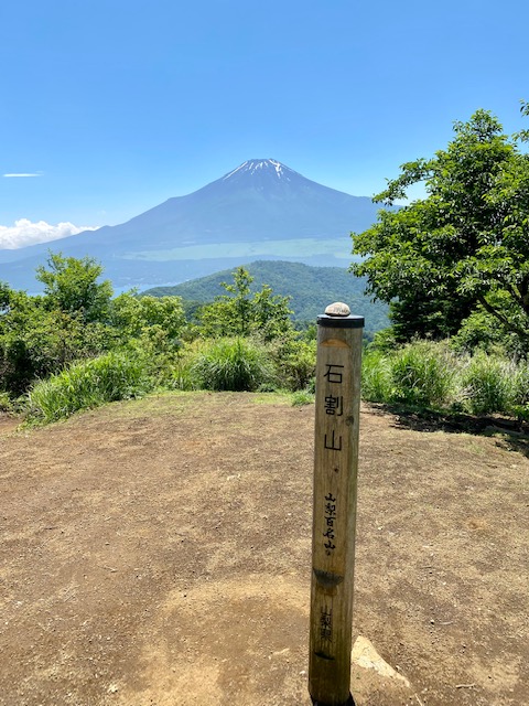 403段の石割神社