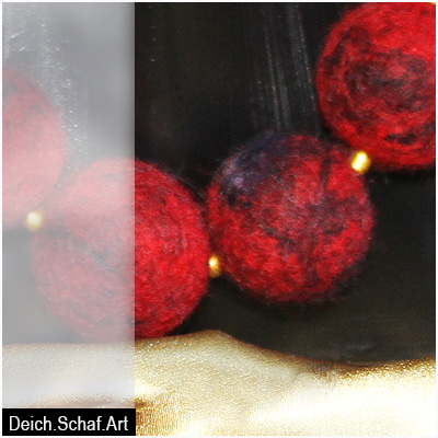 Kugelkette in Rot mit kleinen Goldperlen