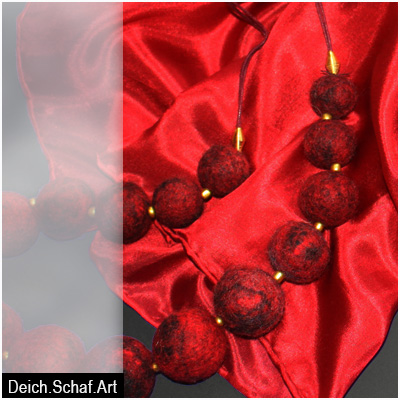Kugelkette in Rot mit kleinen Goldperlen